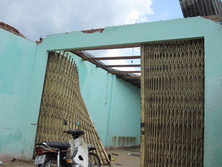 Lốc xoáy quét qua nhiều tỉnh, hàng trăm nhà dân hư hại