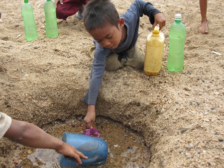 Nước giếng để giặt, nước sông để... ăn