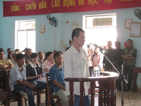 Mời uống rượu xong, dùng dao đâm người