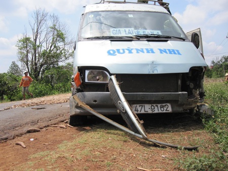 Ô tô mất phanh tông vào công nông, 15 người “hết hồn”