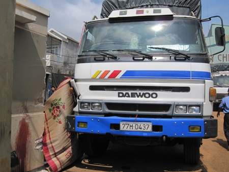 Tài xế xe tải bị tông chết bởi xe của... mình - 1