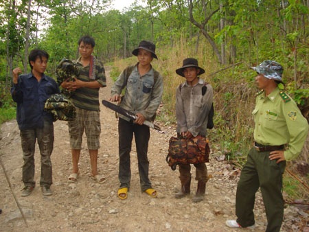 Cụ ông 80 tuổi bị bắt vì làm lâm tặc