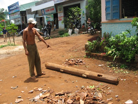 Lốc xoáy quét qua nhiều tỉnh, hàng trăm nhà dân hư hại