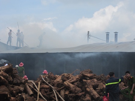 Cháy dữ dội tại xưởng gỗ