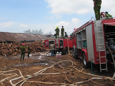 Cháy dữ dội tại xưởng gỗ