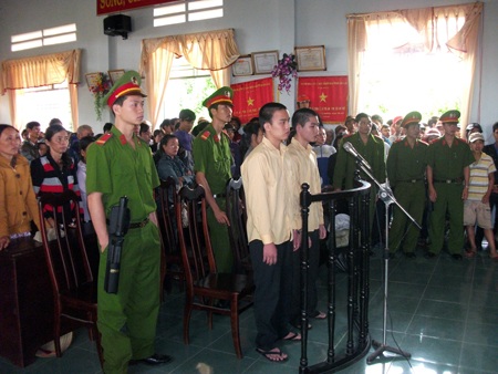 Tất và Tâm trước vành móng ngựa