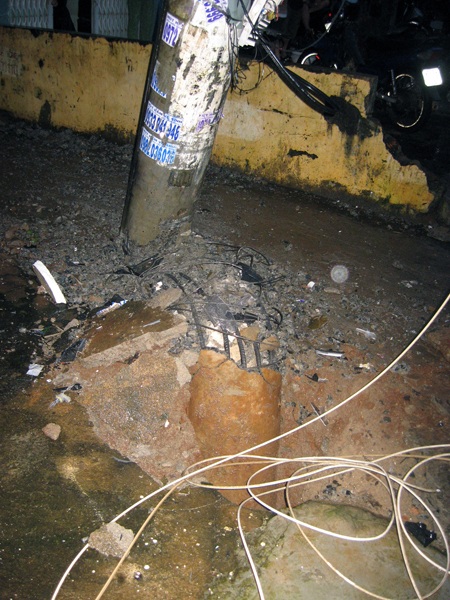 Cây cột điện bị chiếc xe ô tô tông gãy đứt khiến hệ thống điện của cả phường bị cúp