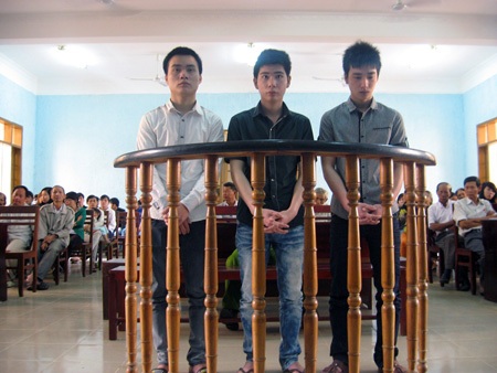 3 bị cáo Văn, Trí và Thái trước vành móng ngựa
