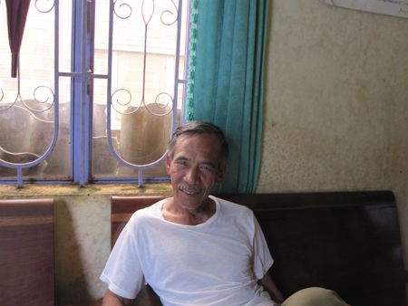 Già làng Rah Lan Tút ngồi kể chuyện tục kiêng tắm của người đồng bào mình