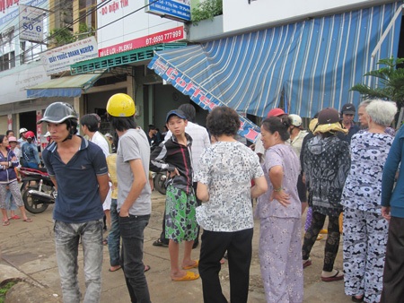 Nhiều người dân hiếu kỳ tới xem hiện trường vụ tự vẫn