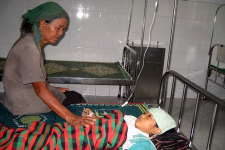 Các nạn nhân bị ngộ độc vẫn thường nhặt heo chết về ăn - 1 Bé Kpă H'Liên đang điều trị tại bệnh viện vì ăn thịt heo chết
