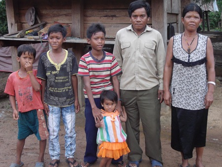 Già làng H'Blâm đau xót kể cho chúng tôi nghe về hủ tục đầy rùng rợn của đồng bào mình