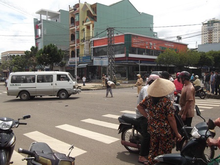 Vụ tai nạn xảy ra nơi đông đường nhưng may mắn không ai bị thương