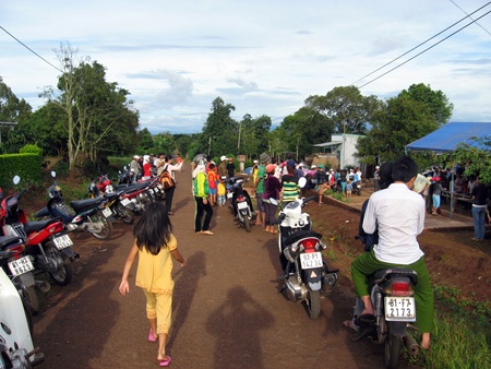 Hàng trăm người dân hiếu kì kéo đến nhà nạn nhân xem