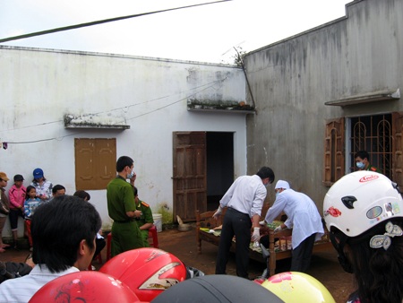 Cơ quan điều tra tiến hành khám nghiệm hiện trường và khám nghiệm tử thi tại nhà nạn nhân