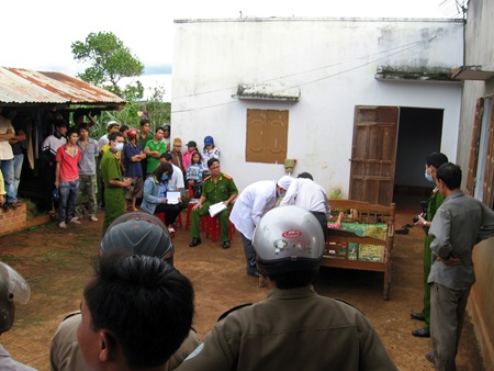 Cơ quan chức năng tiến hành khám nghiệm tử thi và hiện trường vụ án