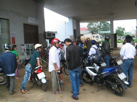 Xe chết máy, nhiều chủ phương tiện bao vây cây xăng - 2 Rất nhiều người bức xúc trước hành vi kinh doanh gian dối, xem thường tính mạng của cây xăng này