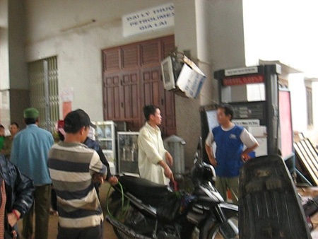 Xe chết máy, nhiều chủ phương tiện bao vây cây xăng - 5 Những chai xăng được các chủ phương tiện tháo ra từ xe sau khi đổ ở cây xăng này
