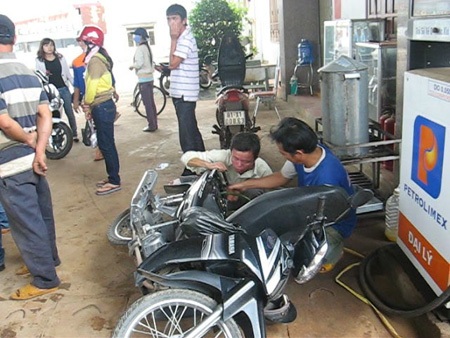 Xe chết máy, nhiều chủ phương tiện bao vây cây xăng - 6 Trước tình thế trên nhân viên cây xăng phải làm theo yêu cầu của khách hàng