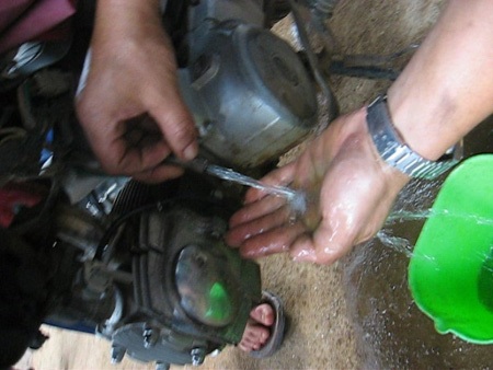 Xe chết máy, nhiều chủ phương tiện bao vây cây xăng - 7 Xăng dởm được tháo từ xe ra