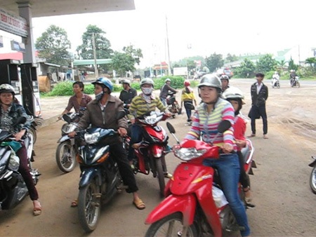 Xe chết máy, nhiều chủ phương tiện bao vây cây xăng - 1 Xe chết máy, hàng chục chủ phương tiện bao vây cây xăng