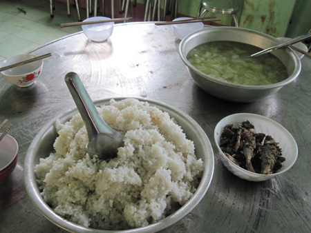 Bữa cơm chỉ với cá kho mặn, canh bí của các em học sinh nội trú ở một xã vùng sâu.