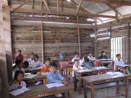 Các phòng học xuống cấp trầm trọng nhưng các em vẫn cố gắng học bài mong thay đổi tương lai.