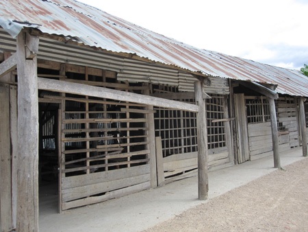 Các lớp học thì mưa, nắng, gió luôn tấn công các em học sinh.