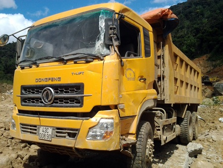 Vỡ đập thủy điện do xe ben: “Thủ phạm” chỉ “xây xát” nhẹ! - 2 Sau khi làm đổ bờ đập, chiếc xe chỉ bị xây xát nhẹ