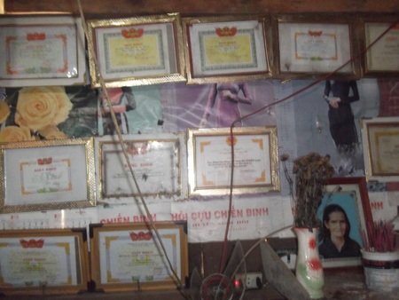 Ông Xiêng Var Nùng- trưởng họ cho biết: Muốn thoát nghèo phải học cái chữ.