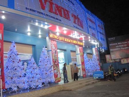 Cây thông Noel trắng xóa ở TP Pleiku