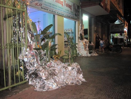 Chiếc hang Chúa mang đậm nét văn hóa Việt Nam với những cây chuối cảnh phía trên (Ảnh: