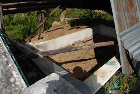 Ngôi mộ mới bị mồ tặc đào xới cách đây không lâu