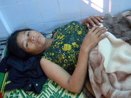 Sản phụ Y Naoh đang được các y, bác sĩ BV tỉnh Kon Tum điều trị