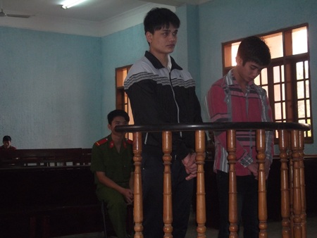 Khu và Tham trước vành móng ngựa