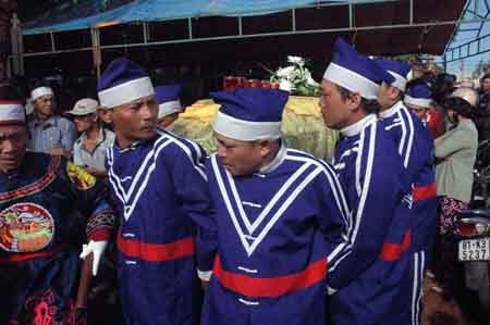 Hung thủ giết 2 mẹ con dã man là đối tượng đang trốn truy nã - 1 Ngày 24/12, thi thể hai mẹ con bà Ái được người thân đưa về nơi an nghỉ cuối cùng