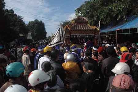 Hung thủ giết 2 mẹ con dã man là đối tượng đang trốn truy nã - 2 Hàng ngàn người dân tham gia lễ tang của mẹ con bà Ái