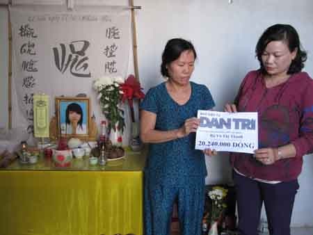 Bà Lê Thị Thu (bên phải), thay mặt bạn đọc báo Dân trí trao quà tới gia đình bà Thành