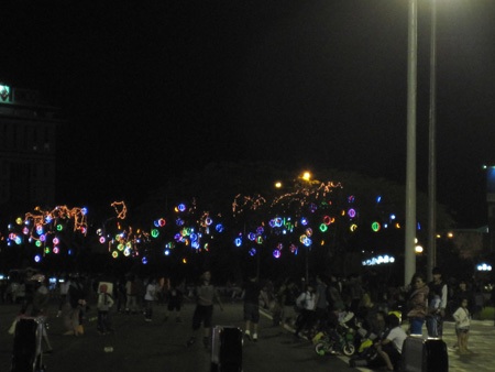 Từ hơn 6 giờ tối người dân phố núi kéo nhau về Quảng trường Đại đoàn kết để vui đón Tết tây