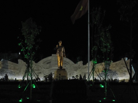 Từ hơn 6 giờ tối người dân phố núi kéo nhau về Quảng trường Đại đoàn kết để vui đón Tết tây