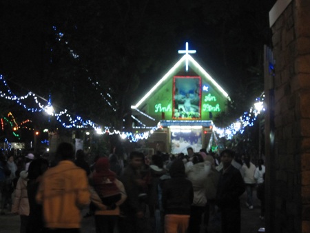 Hàng ngàn người đổ về nhà thờ Đức An để dự lễ mừng chúa giáng sinh