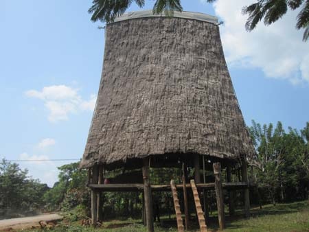 Ngôi nhà rông cao vút của người J'rai- nơi thể hiện quyền lực của mỗi làng