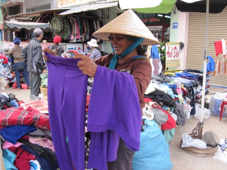 Bà cụ này đã chọn được cho mình bộ quần áo ưng ý để diện Tết