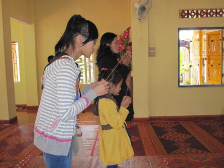 Các bậc phụ huynh luôn mang theo con để mong con mình tâm luôn hướng thiện