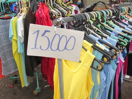 Với giá như thế này, thời trang hàng chợ rất đông khách tới mua