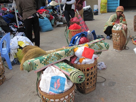 Bà cụ này đã chọn được cho mình bộ quần áo ưng ý để diện Tết