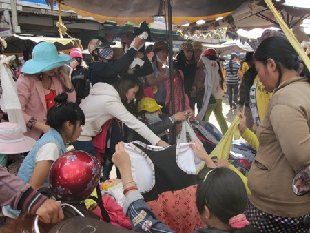 Chen nhau lựa đồ