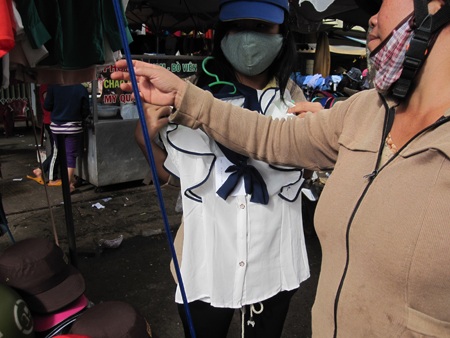 Chiếc áo sơ mi trắng này giá 70 nghìn đồng/2 cái