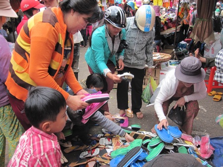 Với giá 20 nghìn đồng/đôi, các loại dép này cũng được người tiêu dùng lựa chọn