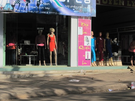 Trái ngược hẳn với không khí bán- mua đông đúc ở chợ là các shop thời trang vắng tanh khách